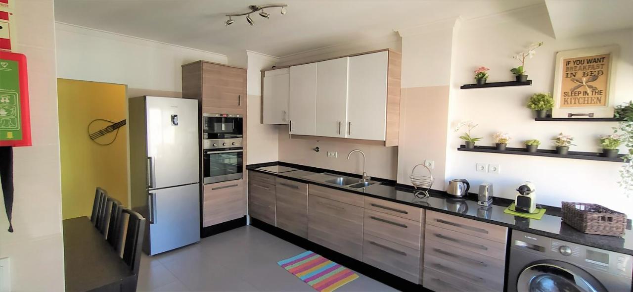 Large Apartment Near The Beach And Lisbon Costa da Caparica Bagian luar foto