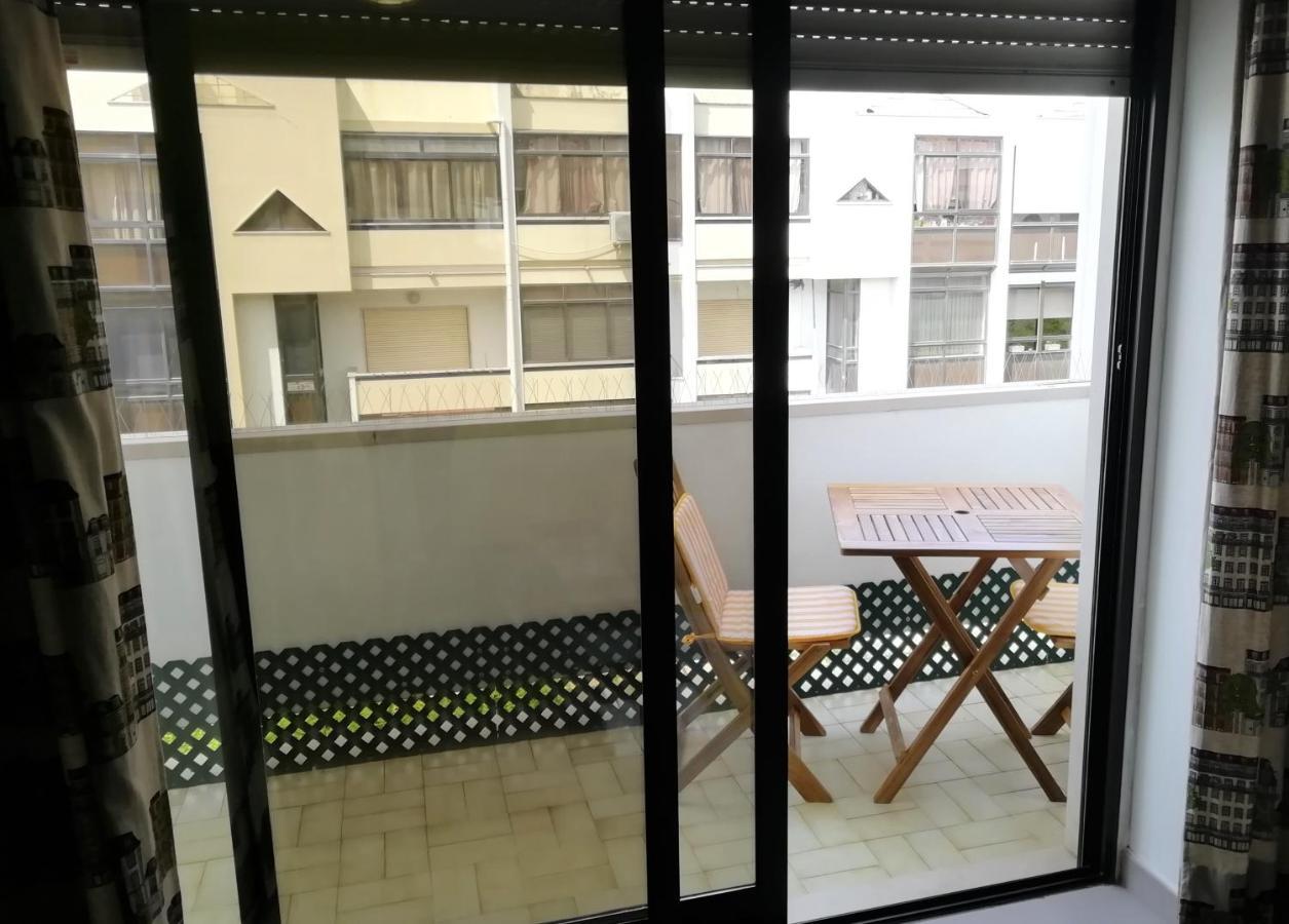 Large Apartment Near The Beach And Lisbon Costa da Caparica Bagian luar foto